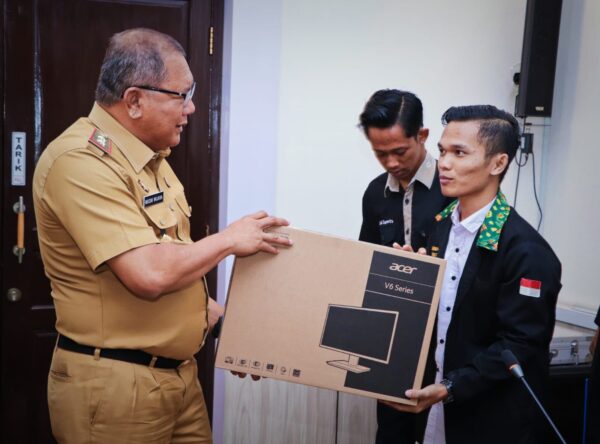 Pj Sekda Muba Serahkan Seperangkat Komputer untuk IMMUBA