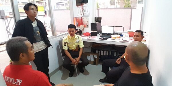 Waduh ! Oknum Satpam Telkom di Lampung Larang Salat Kasi Pengamanan Satpol PP