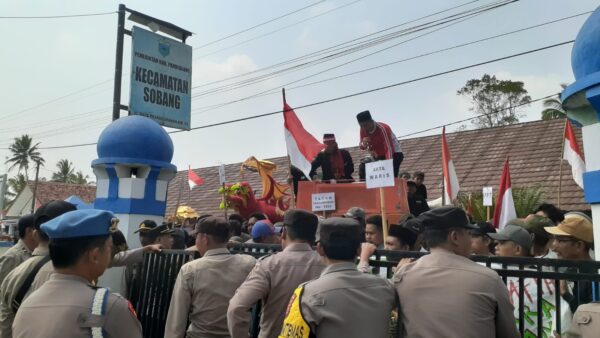 Unras Tuntut Pengembalian Berkas Tanah Memanas, Massa Jebol Pagar Besi Kantor Kecamatan Sobang