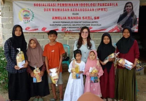 Wakil Ketua III DPRD Lamsel Sosialisasi IPWK Sekaligus Beri Bingkisan ke Anak Yatim di Sinar Rejeki