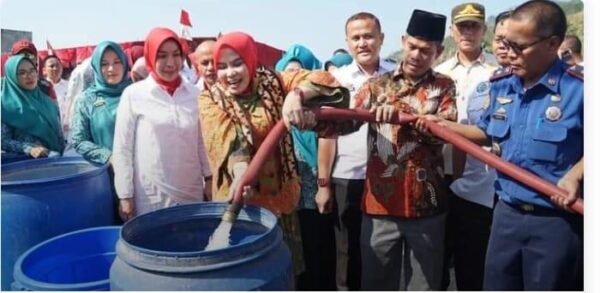 Legislator Sadide Bersama Winarni Salurkan Bantuan Air Masyarakat ke Warga Bakauheni