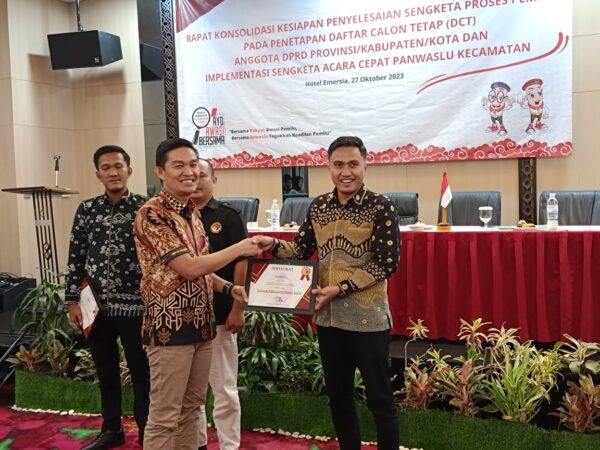 Bawaslu Pesbar Raih Penghargaan Penyelesaian Sengketa Pemilu