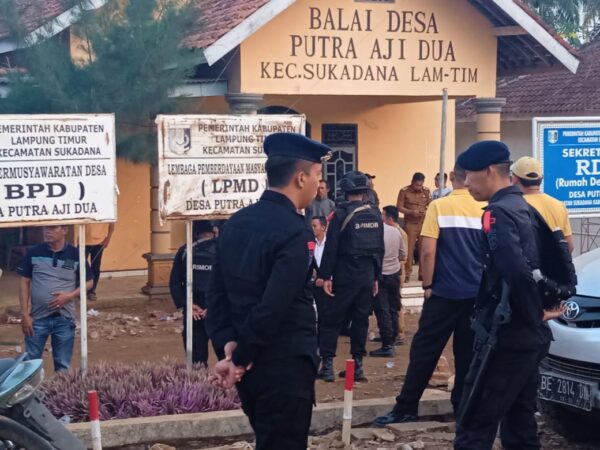 Pilkades Putra Aji Dua Rusuh Balai Desa Porak Poranda, Hingga Malam Kapolres Masih Dilokasi