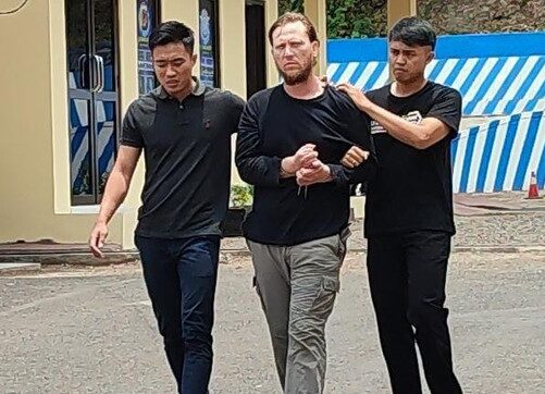 Bule Amerika Tikam Leher Mertua Yang Kerap Kepoin Urusan Rumah Tangganya di Kota Banjar