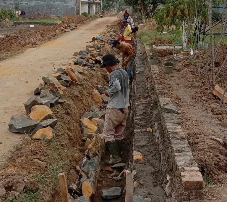 Proyek Drainase Disperkim Provinsi Lampung Disoal Warga Lampung Utara