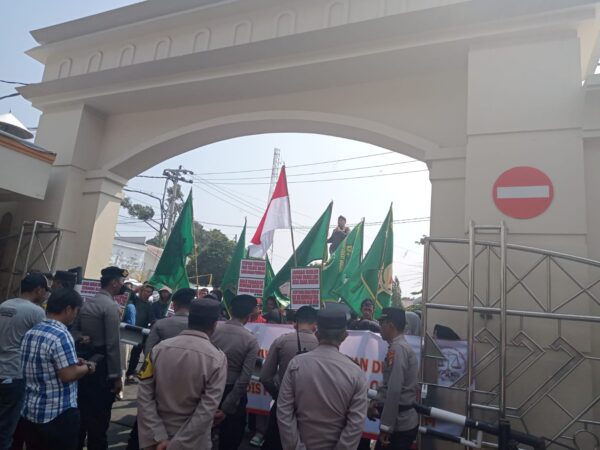 Sidang Perdana Kasus PMD Lampung Utara Diwarnai Unjuk Rasa, Hakim dan Jaksa Diminta Jeli