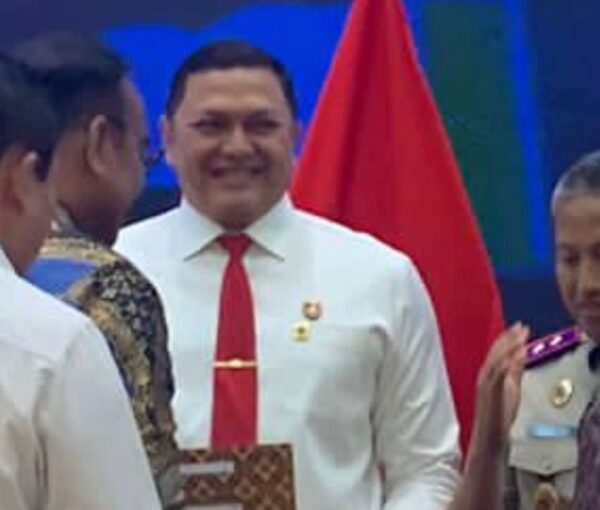 Direktur Reserse Kriminal Umum Bersama Tim Polda Metro Jaya Kembali Meraih Pin Emas Pengungkapan Kasus Mafia Tanah