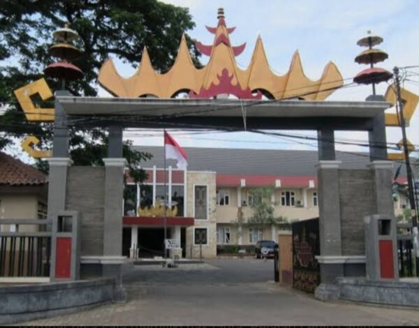 Tukang Kesal Upah Pemasangan Atap Proyek Gedung SMAN 1 Kedondong Tak Lunas Ancam Akan Dibongkar