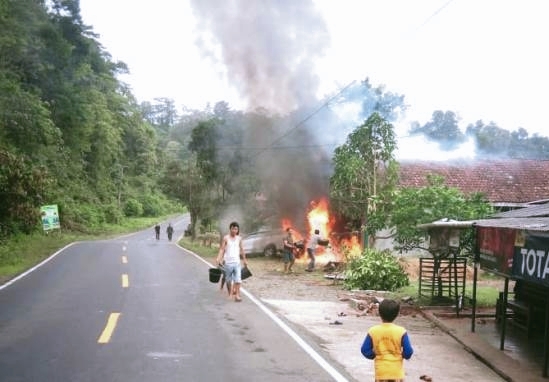 Seruduk Kios Bensin Mobil Plt Kepala Puskesmas Lemong dan Rumah Warga Terbakar 