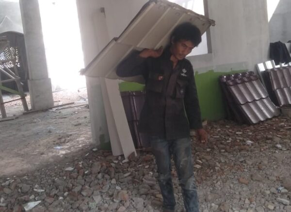 Selain Amburadul, Bayaran Jasa Pasang Atap Proyek Gedung SMAN 1 Kedondong Belum Lunas Diduga Kicut Ditangan Mandor