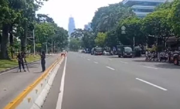 Detik-detik Keputusan MKMK, Polisi Sterilkan Jalan Merdeka BaratĀ