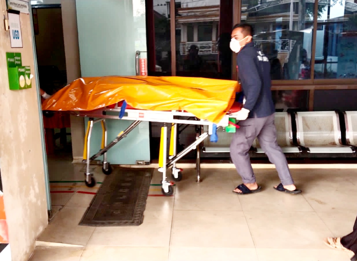 Penggarap Ladang Kopi Tewas Penuh Luka Bacok Istri Hamil 4 Bulan Luka Tusuk di Air Hitam Lampung Barat?