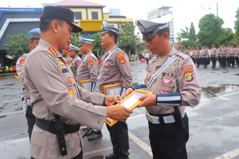Kombes Abdul Waras Reward Anggota Polresta Bandar Lampung Berprestasi