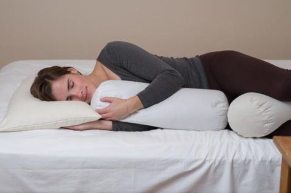 Pasutri Jangan Baca ! Ini Manfaat Tidur Memeluk Bantal Guling Bagi Kesehatan