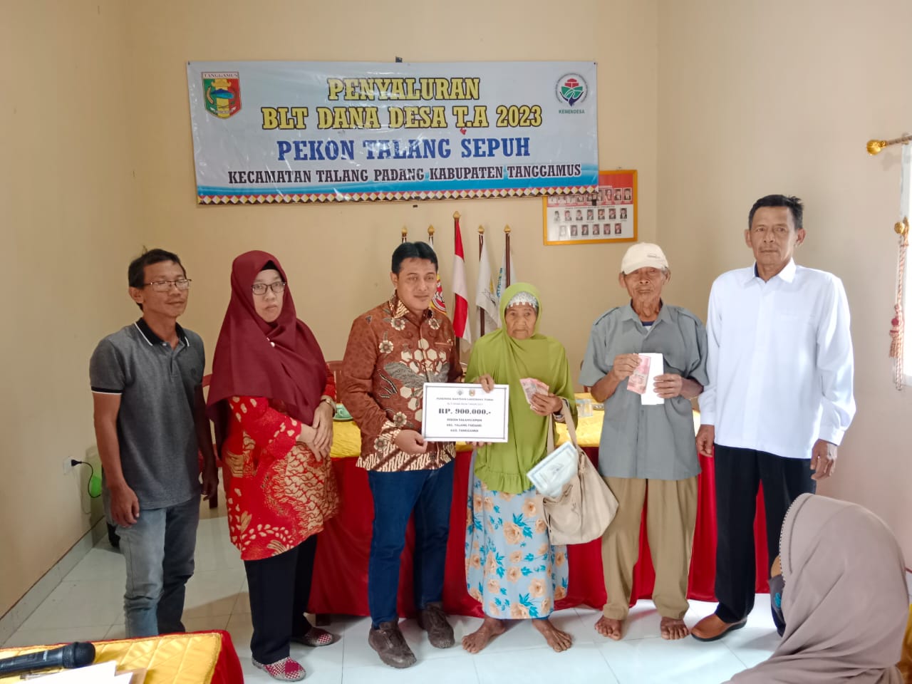 Pembagian BLT-DD Tahap IV TA 2023 Pekon Talangsepuh Kecamatan Talang Padang 