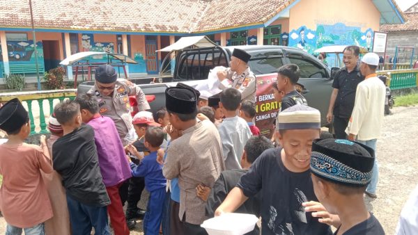 Polsek Sanga Desa Berbagi Nasi Kotak dan Sembako Kepada Jemaah Masjid At Taqwa