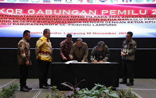 Gubernur Arinal, Ketua Bawaslu dan KPU Provinsi Lampung Teken NPHD Pilkada 2024