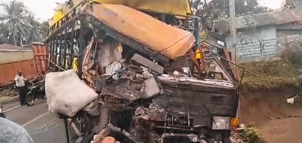 Tabrakan Sesama Fuso di Jalinbar, Truk Bermuatan Nmax Baru Ringsek Parah