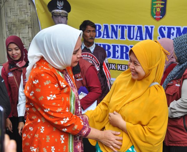 Ketua TP-PKK Lampung Salurkan Bantuan Sosial di Kota Metro