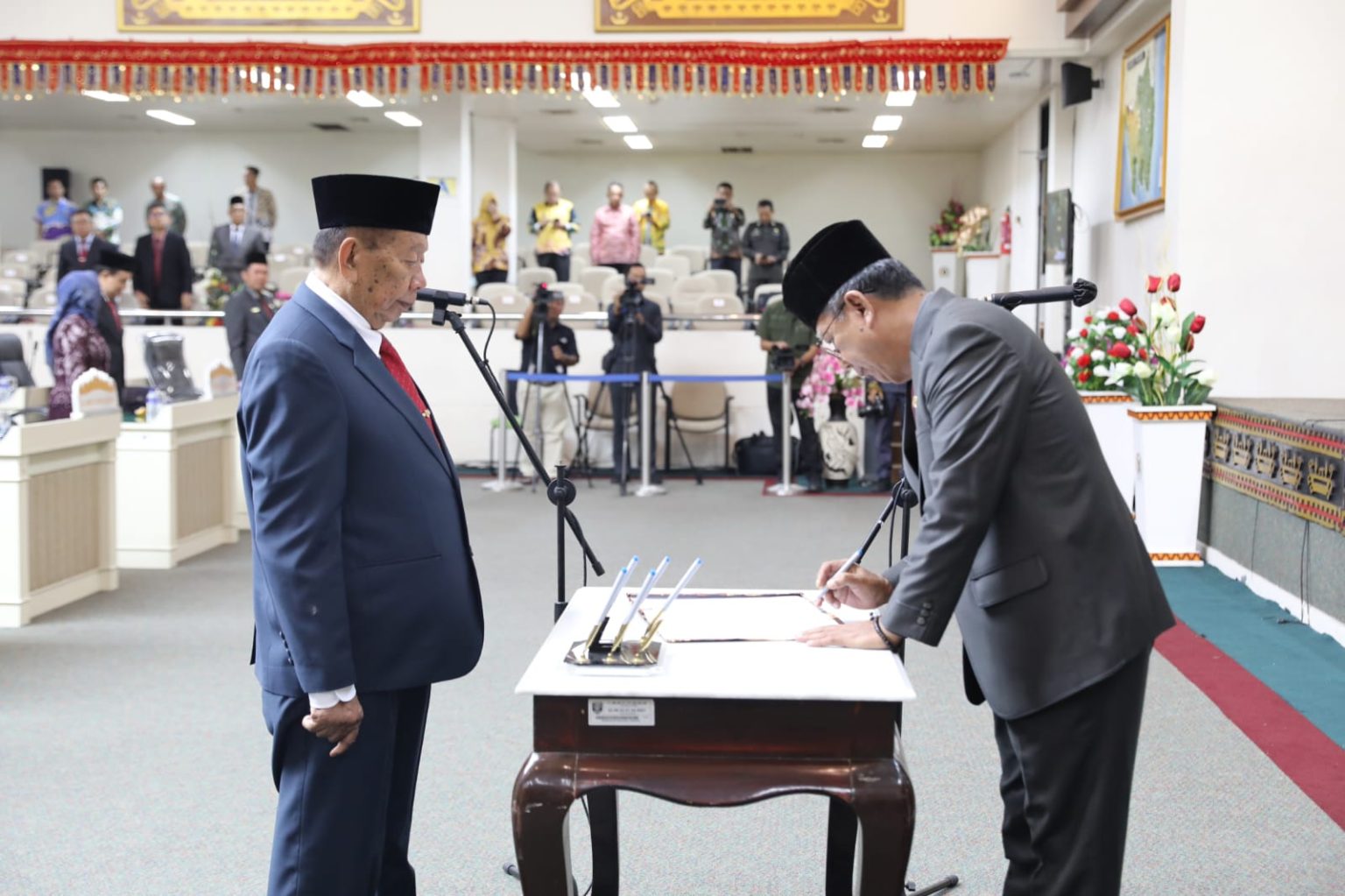 Sekdaprov Fahrizal Hadiri Pelantikan Anggota DPRD Pengganti Antar Waktu Zamzani Yasin