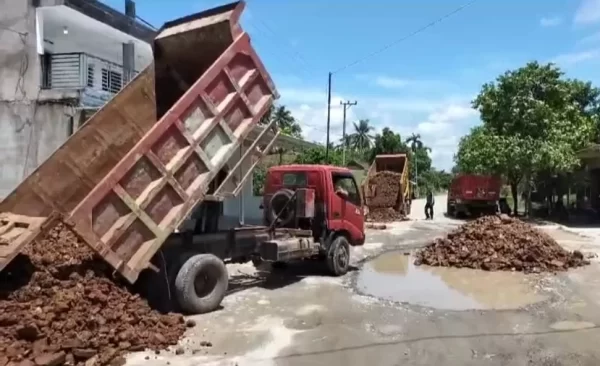 Viral Dikritik Banyak Kubangan di Jalan Palas, PUPR Kirim Material Base C dan Alat Berat