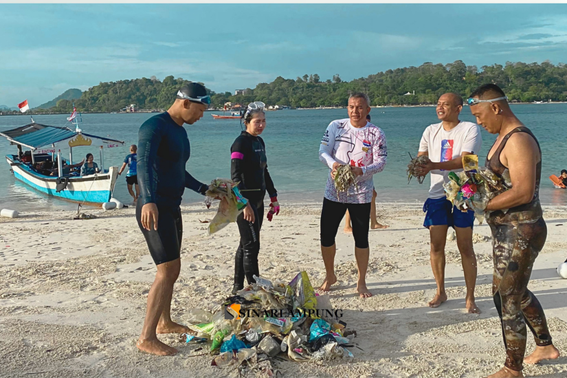 Jaga Ekosistem Laut, Polda Lampung Giat Bersih Pantai