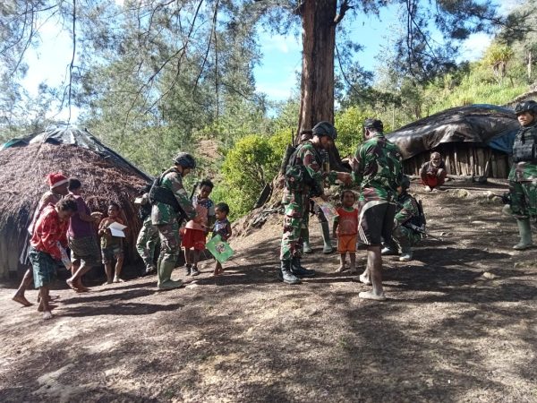 Mantap ! Ini Cara Satgas TNI 300 Siliwangi Pancing Bakat Anak-anak di Wuloni Papua