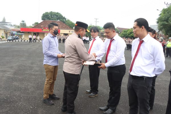 Kapolres Metro Hadiahi Anak Buah Umrah Gratis