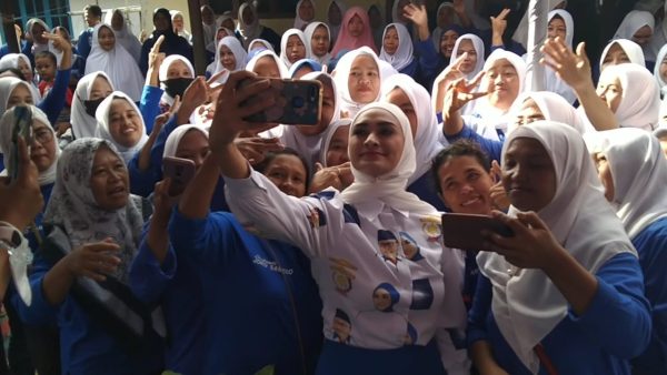 Putri Zulkifli Hasan Kampanye di Tanggamus Bersama Caleg Partai PAN   