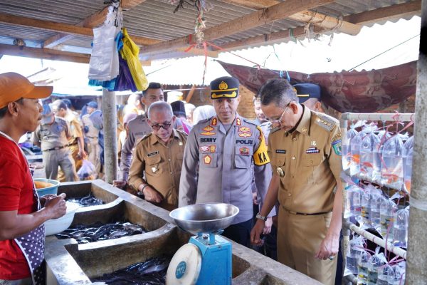 Jelang Pemilu 2024, Kapolres dan Forkopimda Pringsewu Monitoring Stok dan Harga Bahan Pokok di Pasar Sukoharjo