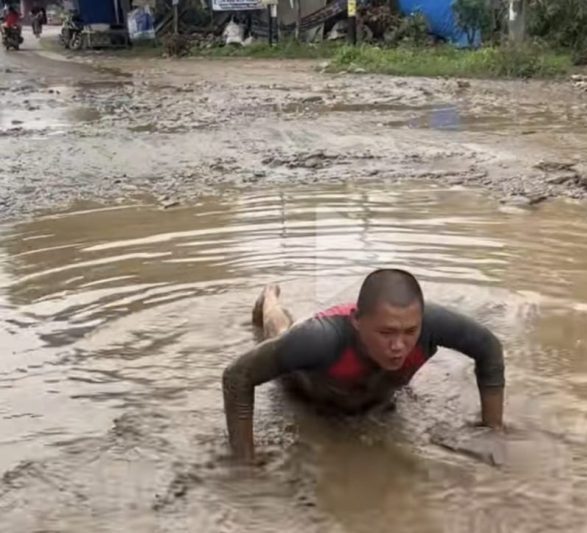 Wakili Masyarakat Tiktoker Lampung Kembali Main dan Mandi Dikubangan Jalan Rusak Lampung Selatan