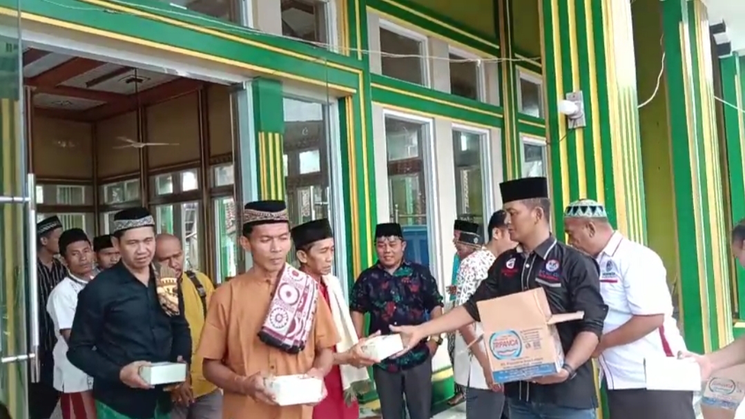 DPD IWO-Indonesia  Pringsewu Bagikan 150 Paket Makanan Dalam program Jum’at Berkah