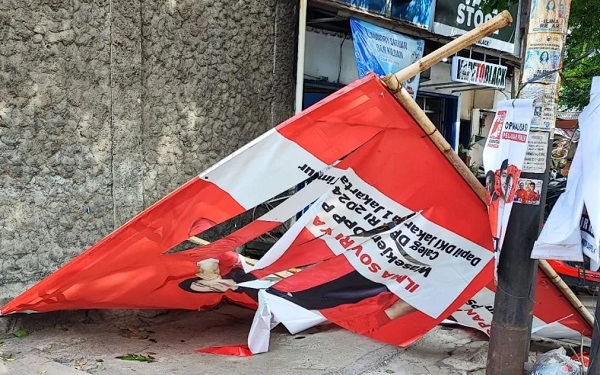 Baliho PSI Roboh Timpa Pengendara Motor