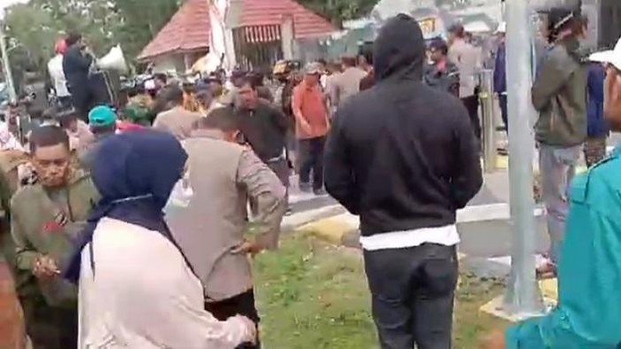 Ricuh Pengamanan Unjukrasa di Kowane Dua Polisi Terbakar