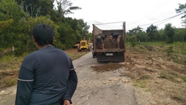 Pemda dan Warga Perbaiki Jalan Rusak Provinsi di Tiyuh Panaragan