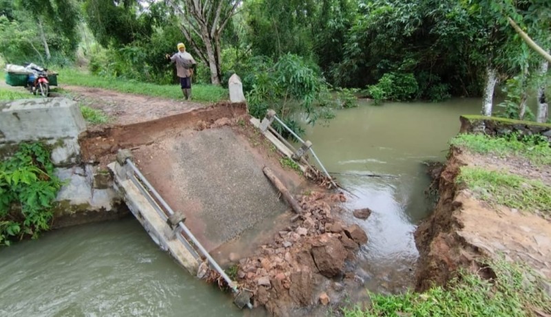 Dua Jembatan Tanjung Anom dan Kampung Gilih Karang Jati Putus Diterjang Banjir Akses Antar Kampung Terganggu