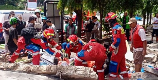 Tembok Pembatas SPBU Roboh 3 Orang Tewas 1 Anak Terluka
