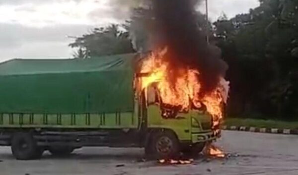 Truk Hino Terbakar di Res Area 20 A Tol Bakter