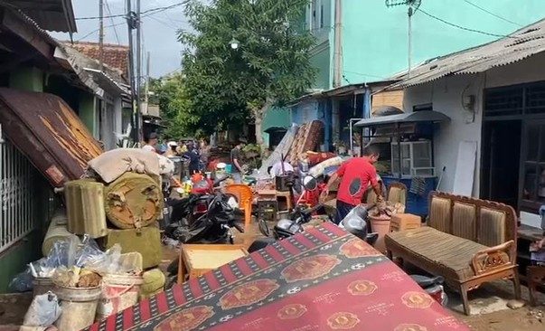 Desa Haji Mena Tergenang Banjir Bandang Rumah dan Perabotan serta Kendaraan Rusak, Damkar Lamsel Bantu Air Bersih
