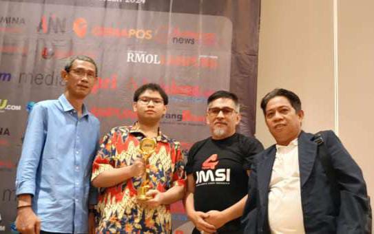 Alzier Dianis Thabranie Dapat Golden Award dari JMSI Pusat