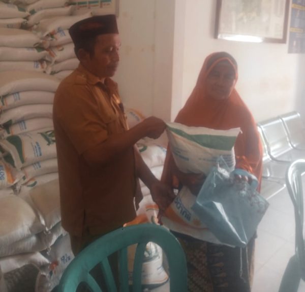 Penyaluran Bantuan Beras CBP Tahap II di Desa Banjarsari Lamsel Disambut Gembira Masyarakat