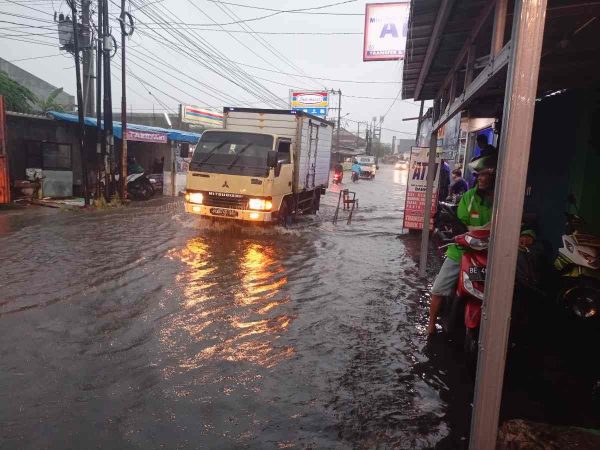 Air Comberan Aroma Busuk Meluap Kejalan Setiap Hujan Deras di Jalan Pulau Bacan
