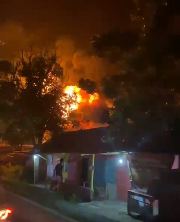 Gudang Tua Terbakar di Campang Jaya