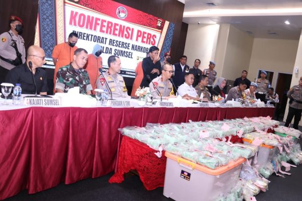 Polda Sumsel Tangkap Suami Istri Gembong Narkoba Amankan 111,6 Kg Sabu dan 134 Ribu Pil Ekstasi