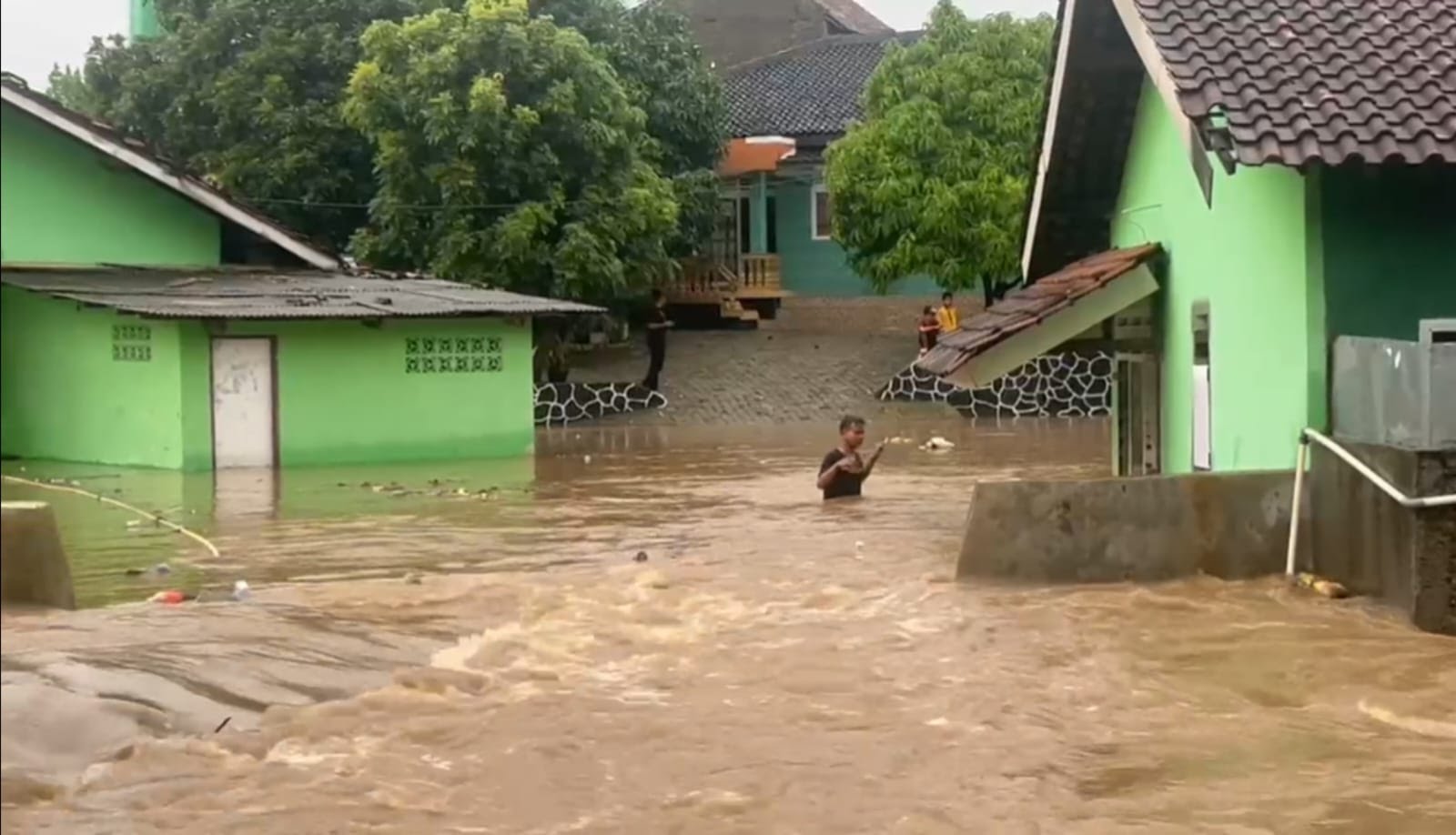 Hujan Deras Sejak Sabtu, Kecamatan Rajabasa Tergenang Banjir, Ada Tanggul Jebol