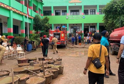 Jadi Langganan Banjir Terkini SMP Negeri 34 Trendam 4 Meter, Banyak Aset Kantor Rusak