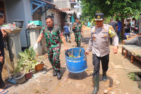 Bantu Korban Banjir Polresta dan Kodim Kurvey di Kelurahan Rajabasa Raya Siaga Posko Kesehatan Gratis