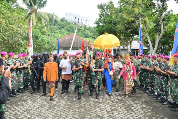 Tradisi Penyambutan Komandan Brigif 4 Mar/BS yang Baru di Mako Brigif 4 Mar/BS Piabung