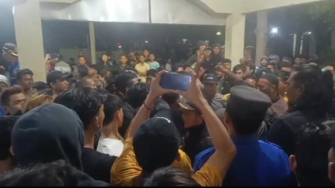 Protes Pelaku Curanmor Dilepas Warga Kepung Polsek Kalirejo