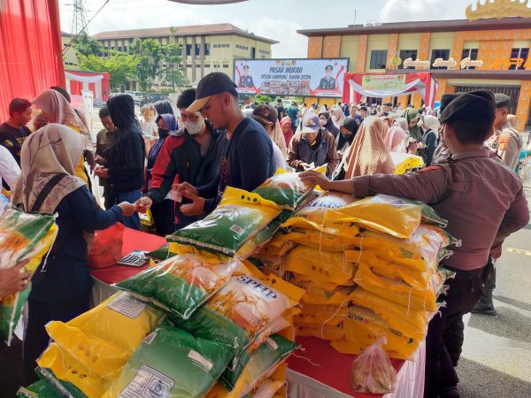 Emak-emak Serbu Pasar Murah Polda Lampung